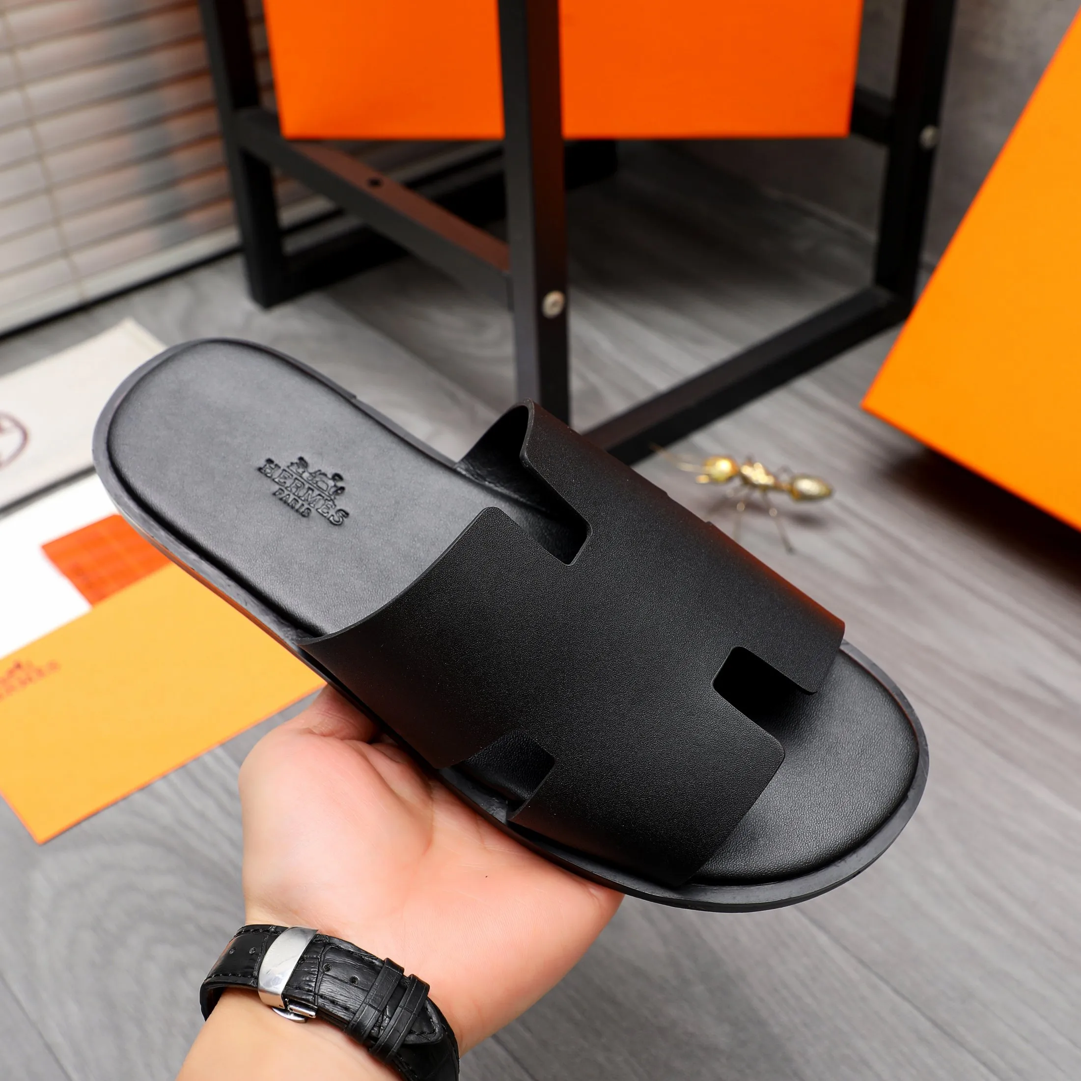 Men's shoes 💰280 Product trademark: Hermes "Hermes" slippers Regular size: 38-46 Product material: High-quality cowhide upper, microfiber lining, original outsole
